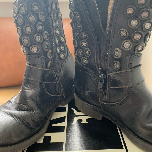 Small Frye girls'  Jenna Disc Short Boots, Black - Picture 4 of 4